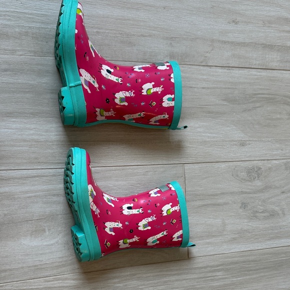 Hatley Girl”s Pink Llama Clastic Rain Boots with Teal Trim - Picture 4 of 15